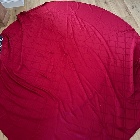 Large Round Red Table Cloth - Picture 2 of 2